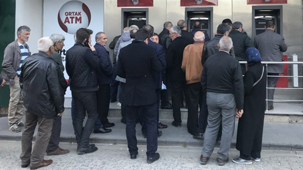 Müjdeyi Duyan ATM'ye Akın Etti