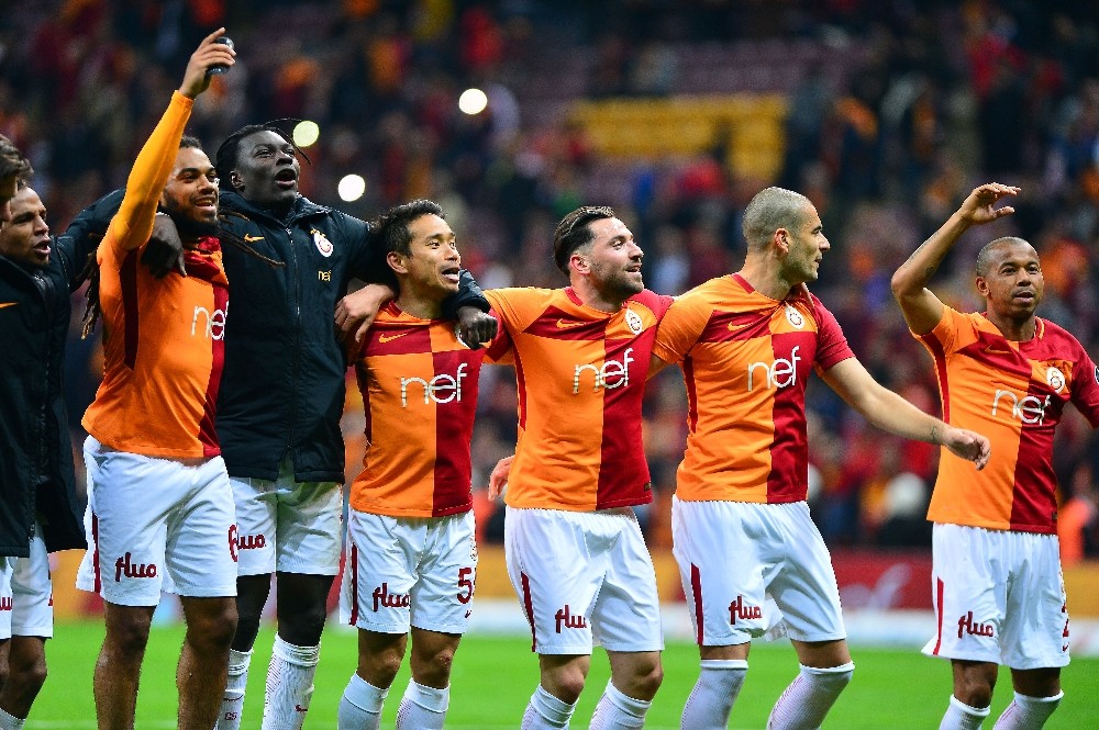 Galatasaray, 2-0'lık Medipol Başakşehir galibiyetini taraftarıyla kutladı