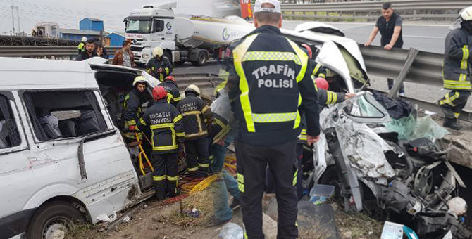 TEM'de Feci Kaza! Vali ve Kaymakamın Eşleri Yaralı: 1 Ölü