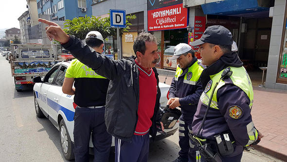 Kız arkadaşının yanında durdulunca polise sitem etti