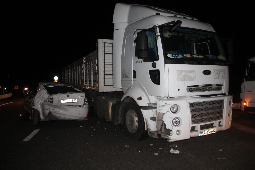 Elazığ’da trafik kazası... otomobil karşı şeride savruldu!