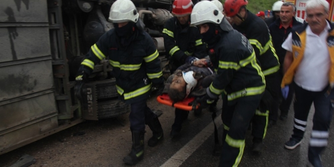 Kocaeli’de kontrolden çıkan özel halk otobüsü devrildi: 1 yaralı
