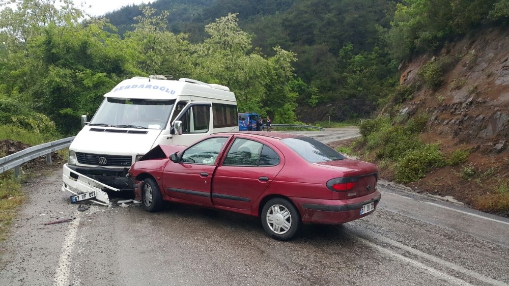 Zonguldak Muslu beldesi Tepeköy mevkisinde trafik kazası: 3 yaralı