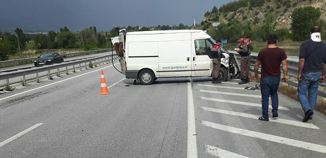 Çorum'un Kargı ilçesinde Minibüs bariyerlere çarptı: 1 yaralı