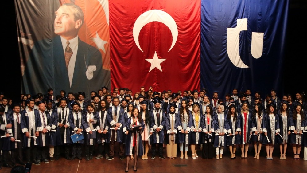 Uşak Üniversitesi 2017-2018 İletişim fakültesinde mezuniyet coşkusu