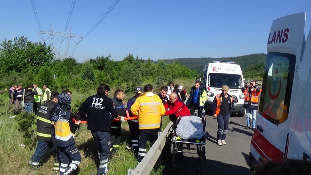 düzce kaynaşlı'da Minibüs yoldan çıkarak takla attı: 5 yaralı