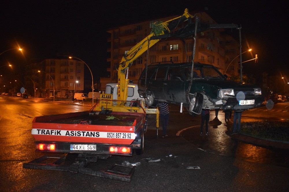 Malatya  battalgazi ilçesinde  iki otomebil çarpıştı: 1 yaralı