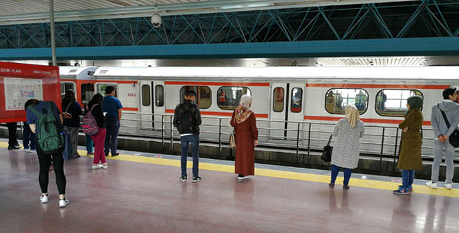 Kimliği belirsiz kişi Ankara metrosunda intihar etti!