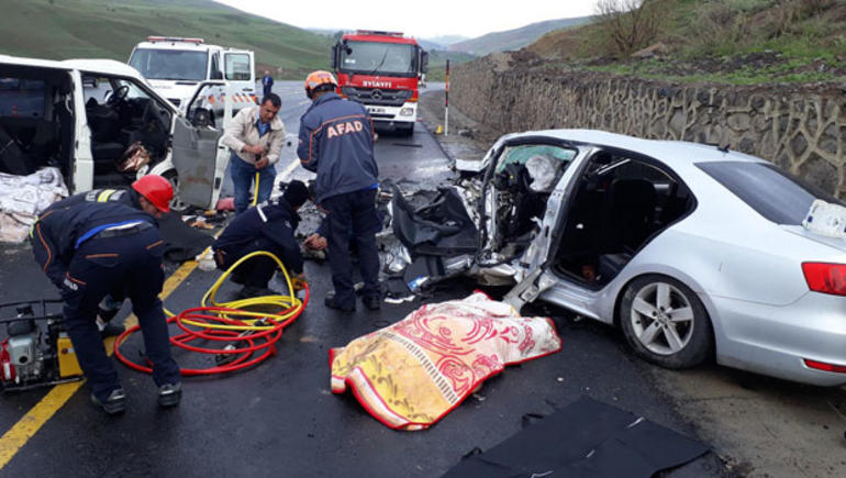 Erzurum'da iki araç kafa kafaya çarpıştı: 1'i çocuk 5 ölü, 10 yaralı