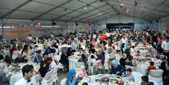 Pendik'te her akşam 8 ayrı noktada 14 bin kişiye iftar