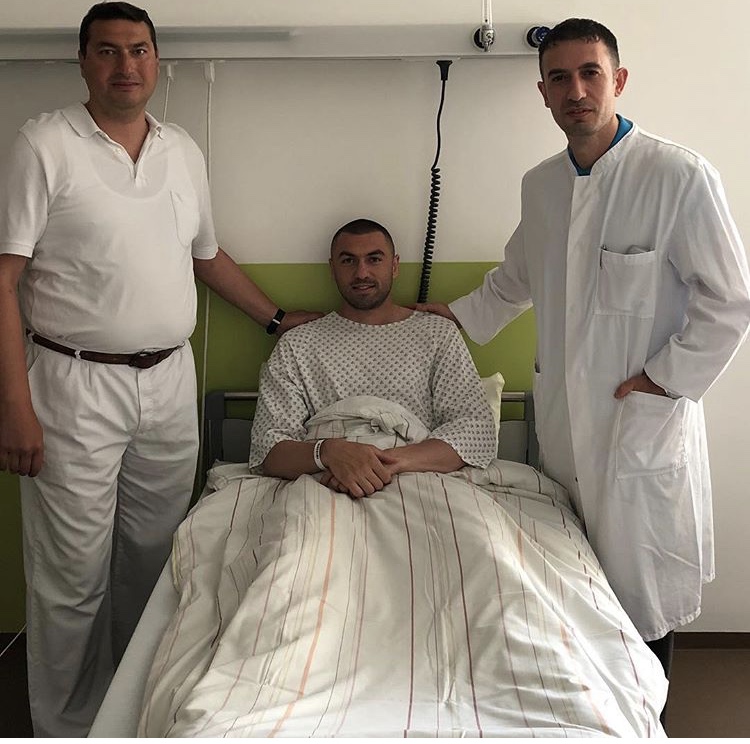 Burak Yılmaz ameliyat olmak için Almanya'da ameliyat masasına yattı