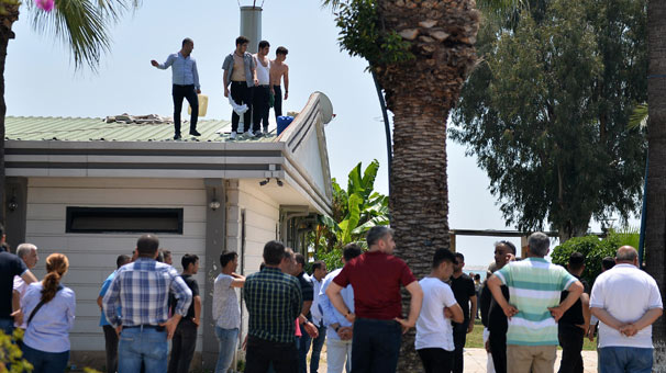 Engel olmak için çatıya çıktıp iş makinesinin önüne yattılar