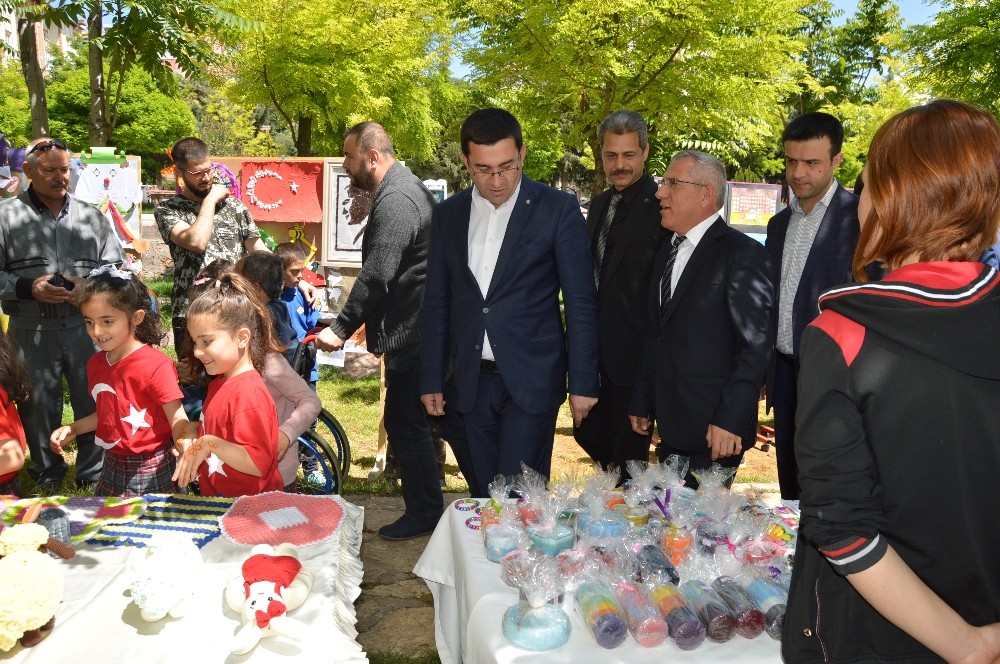 Ahmet Emine Çil İlköğretim ve İş Okulu öğrencileri tarafından program düzenlendi.