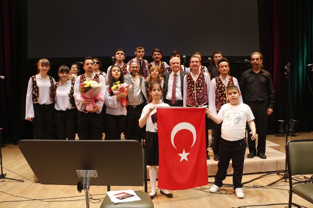 Görme ve İşitme Engelliler Türk Halk Müziği Topluluğu'dan konser