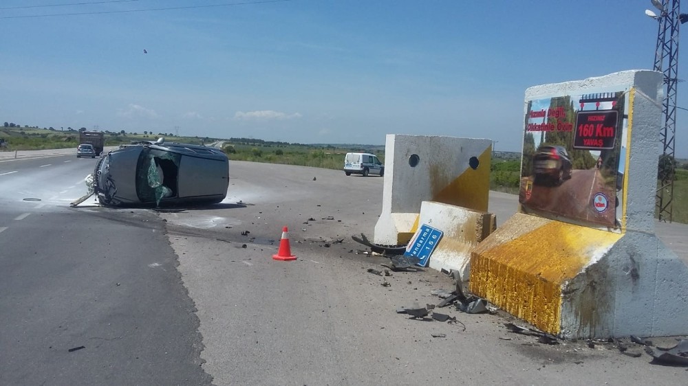 Biga’da kontrol noktasındaki beton bariyere çarpan kadın sürücü yaralandı