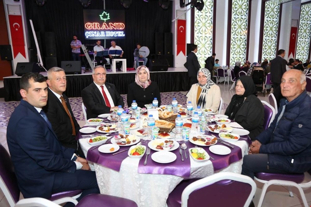 Vali Ahmet Hamdi Nayir ile eşiŞehit aileleri ve gazilere iftarda bir araya geldi