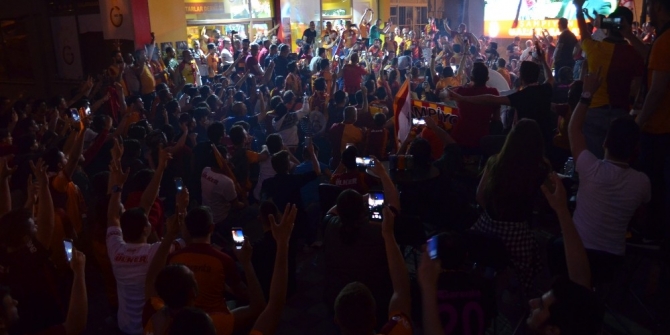 Şampiyonluk sevinci gece geç saatlere kadar sürdü