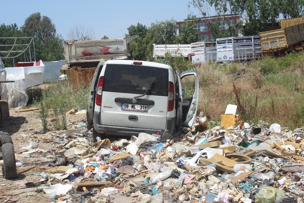 Antalya Manavgat’tahafif ticari araç ile otomobil çarpıştı 1 yaralı