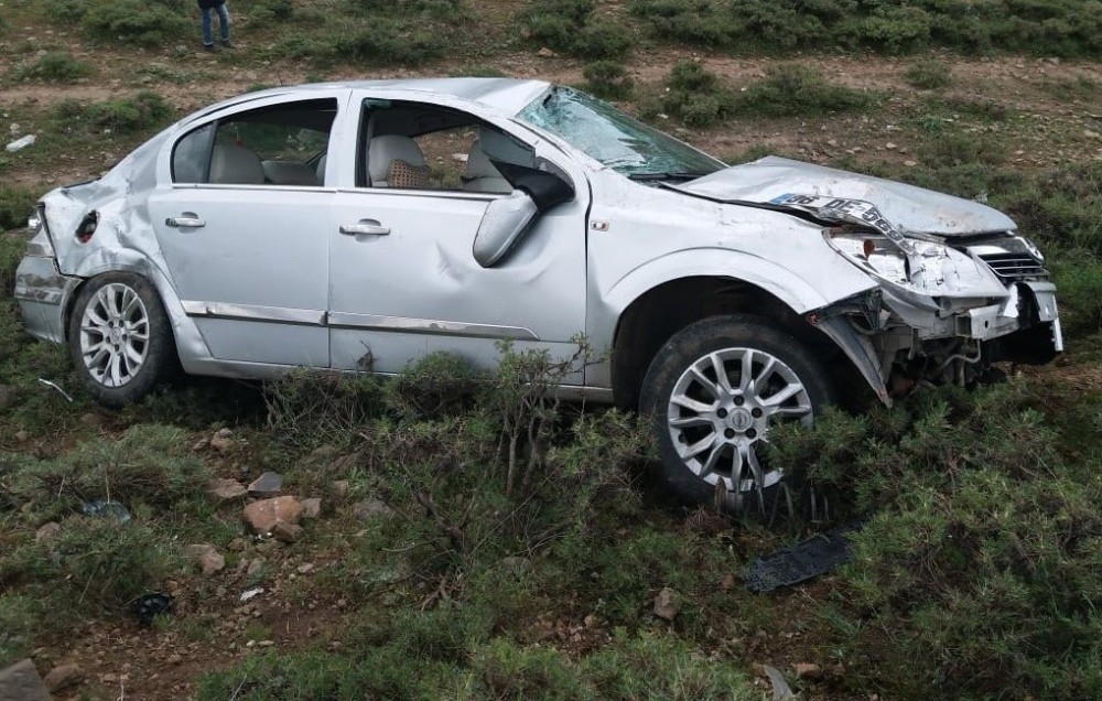 Karlıova ilçesi Kargapazarı köyü mevkiinde Otomobil şarampole yuvarlandı