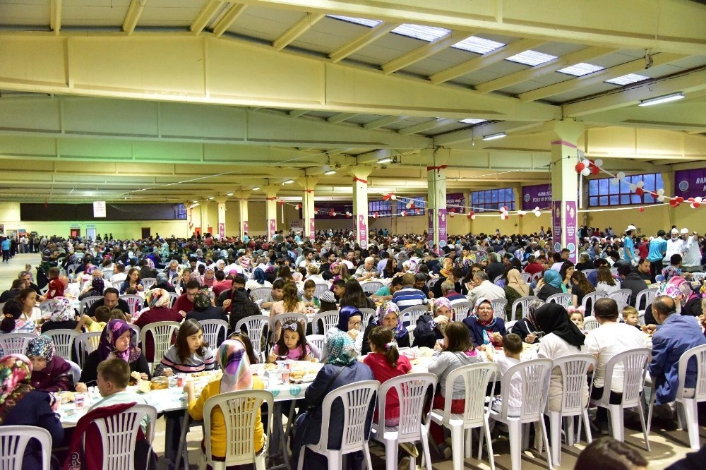 Bilecik’te Bahçelievler ve Hürriyet Mahallesi sakinleri iftarda bir araya geldi.