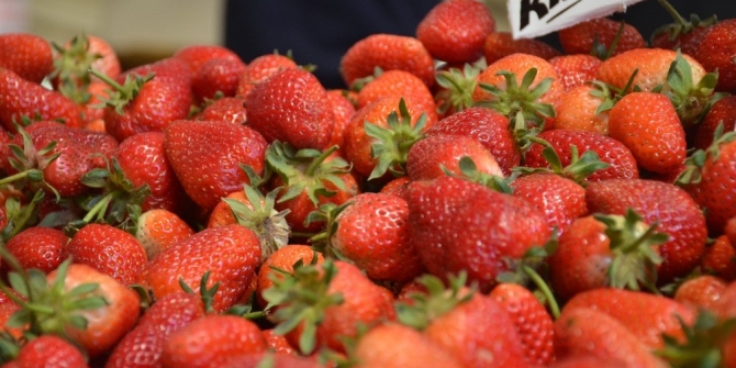 Ramazan ayında iftar sonrası tatlı yerine çilek tercih ediliyor