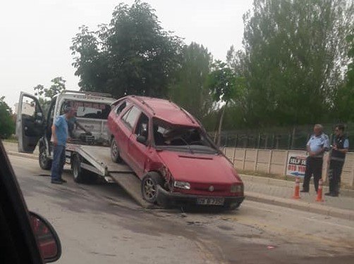 Virajı alamayan otomobil takla attı.