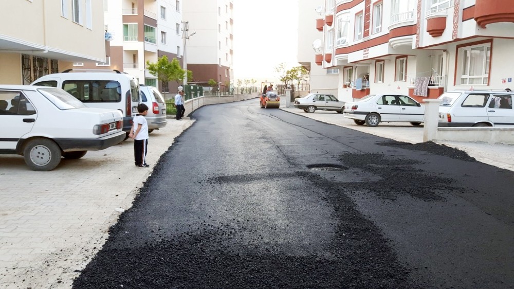 Pursaklar’da asfalt çalışması devam ediyor.