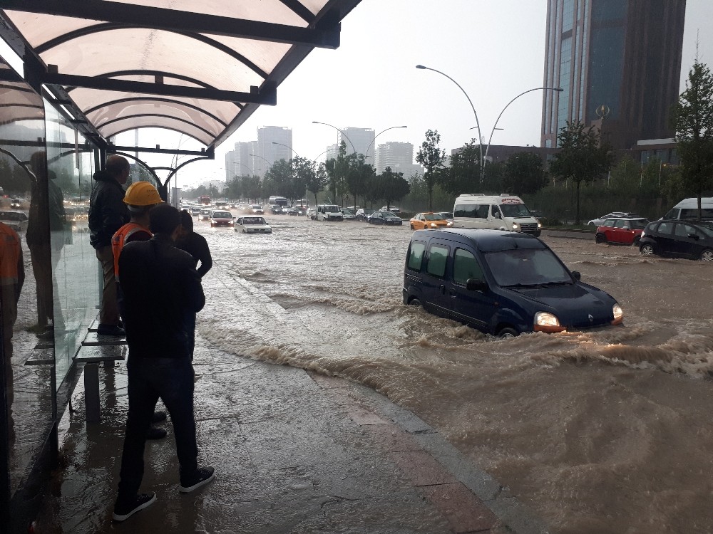 Yağmur akşam saatlerinde Ankara’yı felç etti