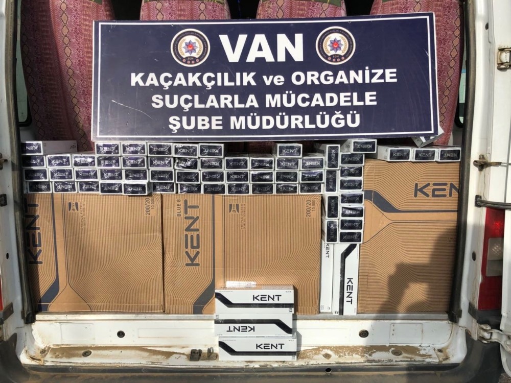 Van Özalp karayolu'nda 15 bin paket kaçak sigara ele geçirildi