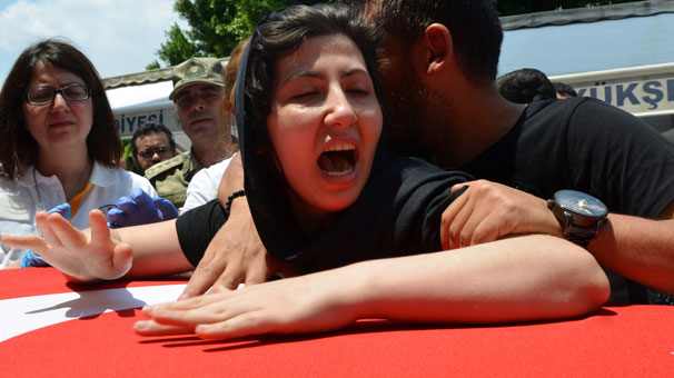 Şehidin nişanlısından yürekleri dağlayan feryat: "İçim, ciğerim yanıyor!"