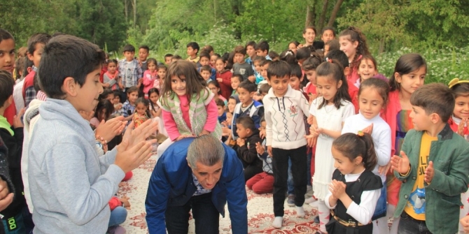 Çocukları sırtında taşıyan türkücü Aydın Aydın ezilme tehlikesi geçirdi