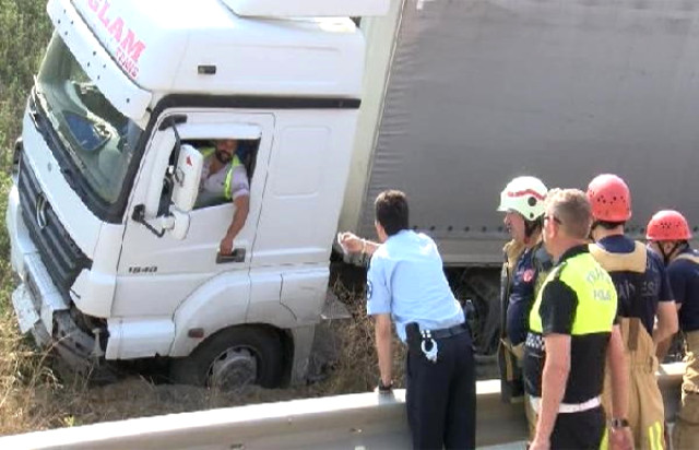 Kaza yapan TIR sürücüsü polislere bıçak çekti!