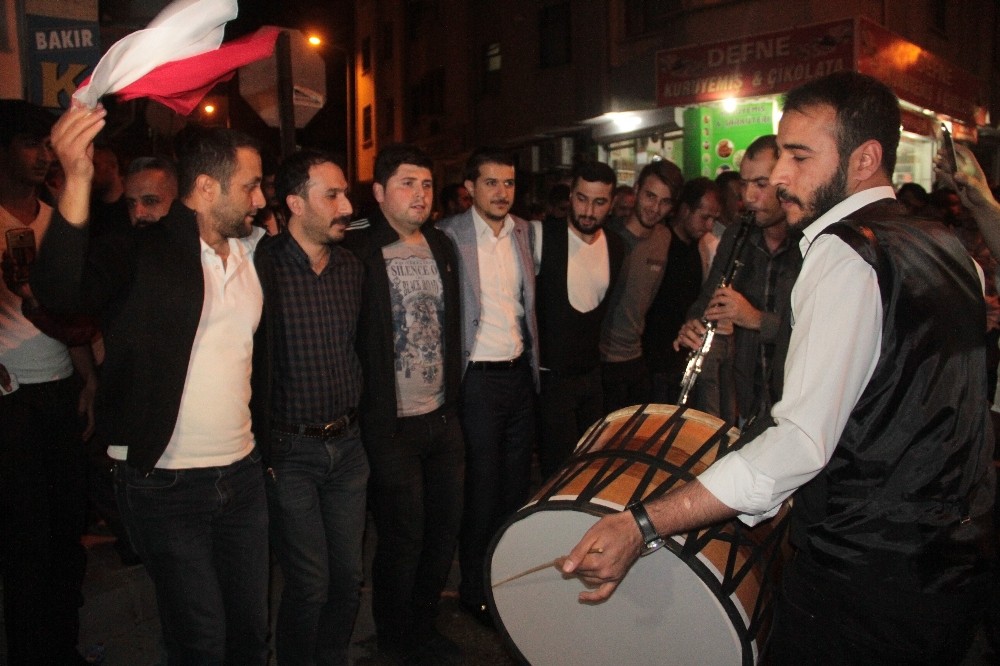 Elazığ’da davullu klarnetli sahur halayı