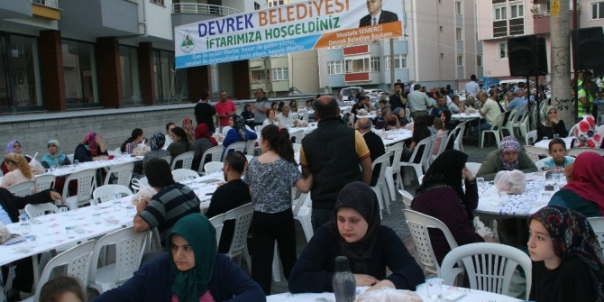 Devrek Belediyesi’nin sokak iftarında yüzlerce kişi bir araya geldi.
