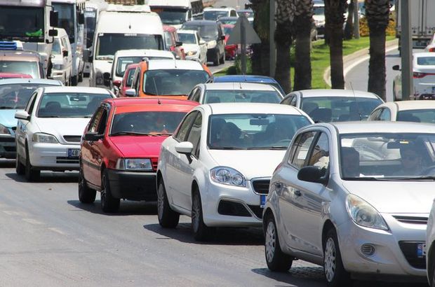 Bayram tatili için akın akın gidiyorlar. Trafik durdu.