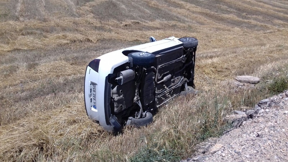 Adıyaman'ın Gölbaşı Kahramanmaraş karayolu Otomobil takla attı: 1 Yaralı