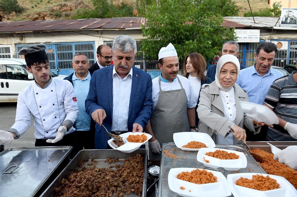 Malatya Büyükşehir Belediyesnin iftarları devam ediyor