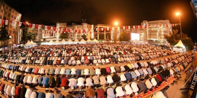 Kadir Gecesi’nde 15 bin kişi meydanda teravihte saf tuttu