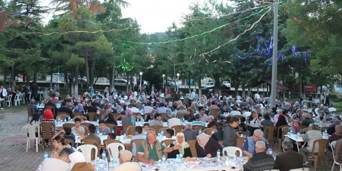 Akçaalanlılar geleneksel iftar yemeğinde buluştu