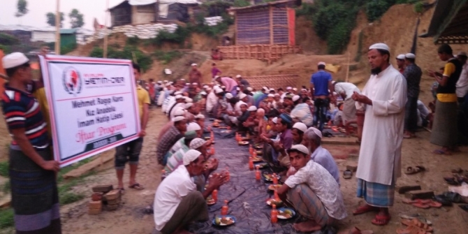 Topladıkları harçlıklarıyla 400 Arakanlıya iftar verdiler