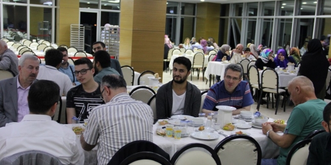 SAÜ İlahiyat Fakültesi’nde Akademik Kurul Toplantısı ve iftar