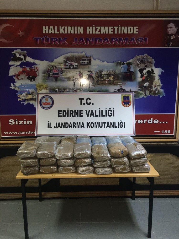 Uyuşturucu tacirlerine ağır darbe, 215 kilo esar maddesi yakalandı.