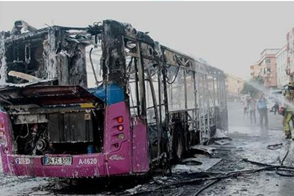 Gaziosmanpaşa'da otobüs alev aldı!