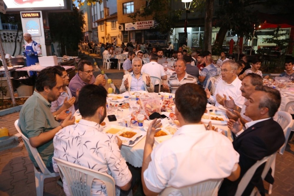 Nilüfer’in mahalle iftarlarında 25 bin kişi ağırlandı