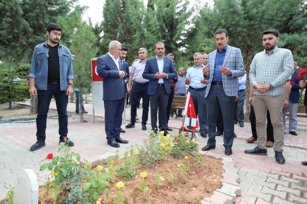 Bakan Tüfenkci ramazan bayramı öncesii şehitliği ziyaret etti