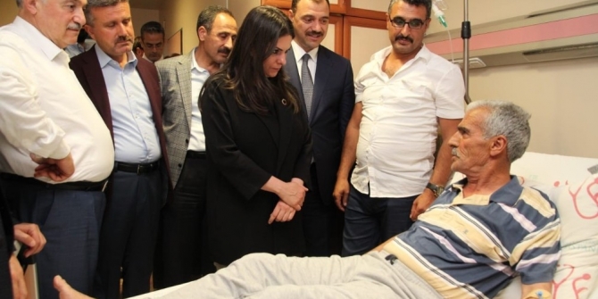 Bakan Sarıeroğlu, kaza geçiren şehit babasını ziyaret etti