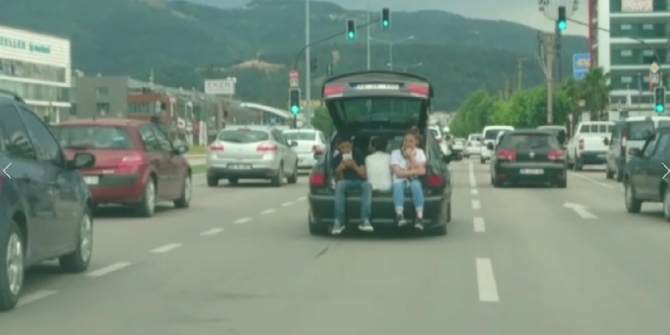 Otomobilin bagajında kilometrelerce yol gittiler