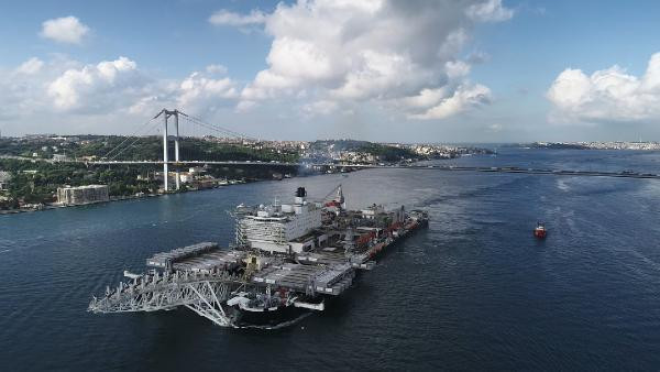 Dünyanın en büyük inşaat gemisi İstanbul Boğazı'ndan geçiyor