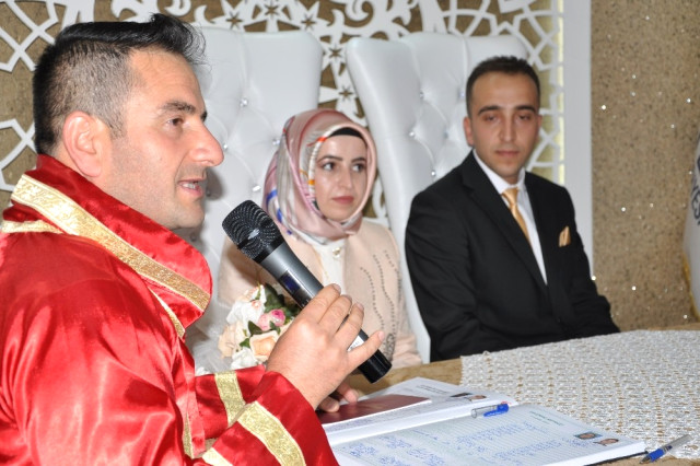 Nikahta "itirazım var" dedi nikah memurunu zor ikna ettiler...