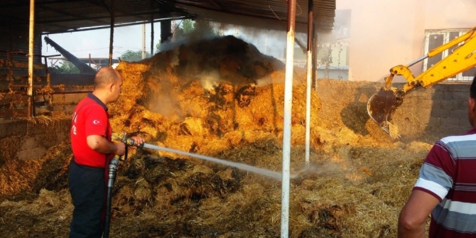 Adana’da saman deposunda yangın